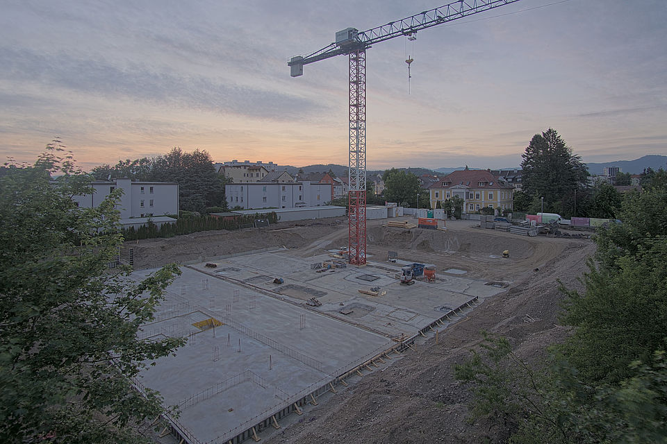 Livebild Baukamera 1 - Webcam 'Gesamtpanorama Südostseite' - Baustelle Wohnanlage Sonnwendgasse 23-29, 9020 Klagenfurt (ca. 5 Minuteninterval)